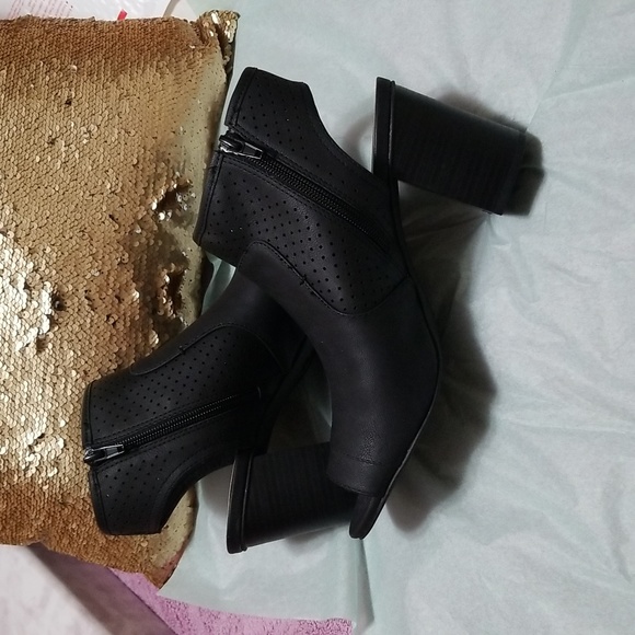 a.n.a A New Approach Laser Cutout Black Peep Toe Ankle Booties size 10 - Picture 4 of 6